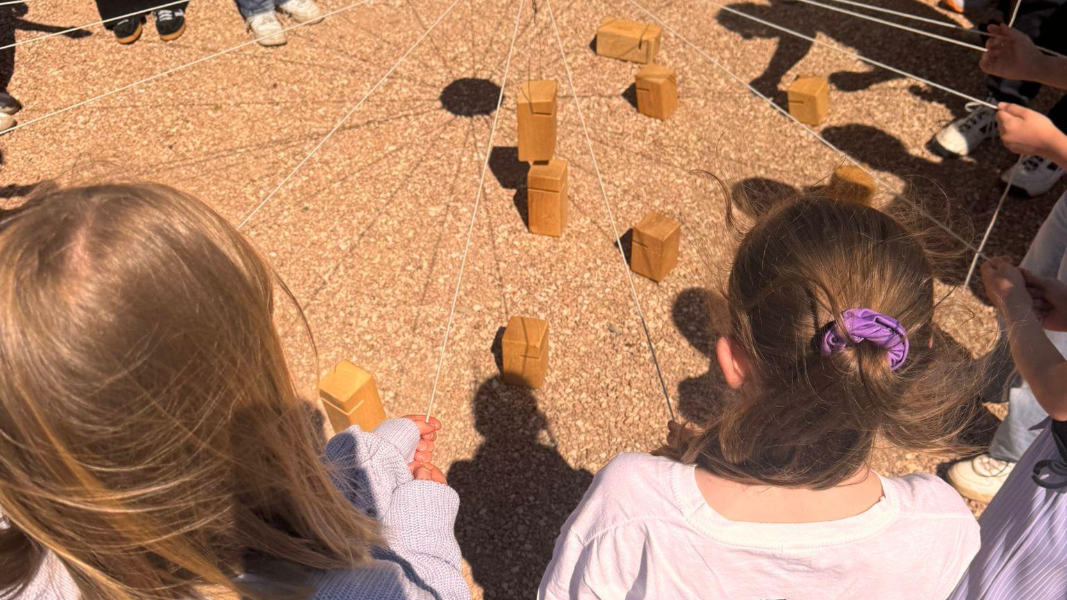 Messdiener des Pastoralen Raumes St. Wendel spielen beim Messdienertag ein Spiel
